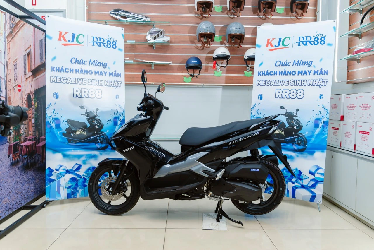 tặng xe air blade khách hàng may mắn